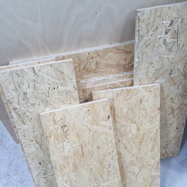 OSB sayfalarının yakın görüntüsü, inşa ve yenilemede kullanılan çok yönlü bir ahşap ürün