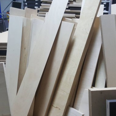 Ham kereste maddeleri birikiyor, bir depolama alanında el yapımı veya inşaat projeleri için hazır.