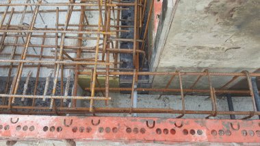 Yapısal takviye detaylarını gösteren karmaşık bir inşaat alanındaki inşaat inşaat inşaat inşaat inşaat inşaat ve beton yüzeyinin yakın görüntüsü