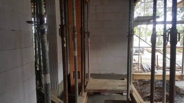 İnşaat sahasında inşaat direkleri ve beton bloklar görülebiliyor. Bu da yeni bir konut inşaatının devam ettiğini gösteriyor.