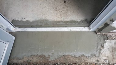 Rutubetli çimento seviyesine yakın çekim bir kapı eşiği oluşturmak ve emniyete alınması, inşaat veya yenileme çalışmalarının devam ettiğini gösterir