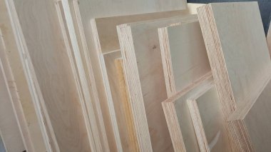 Yakından bakıldığında, doğal dokularını ve katmanlı yapılarını vurgulayan, birleştirilmemiş birden fazla kontrplak tabakası sergilenir.