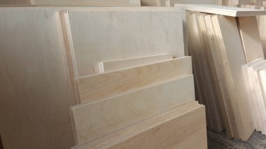 Çiğ ahşap tahtalar düzgünce istiflenmiş, marangozluk ve DIY çalışmaları için doğal tahıl desenleri ve dokuları sergiliyorlar.