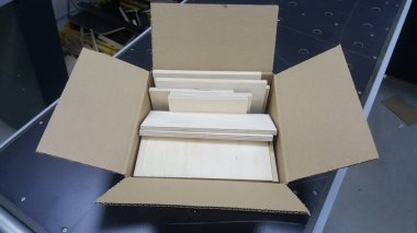 Bir mukavva nakliye konteyneri düzgün organize edilmemiş kontrplak ve kereste parçalarını montaj ya da DIY projeleri için hazır tutar