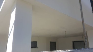 Tadilat yapılan binanın iç manzarası, tamamlanmamış duvarlar, tavan ve elektrik tesisatlarının sergilenmesi