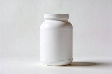 Temiz, boş, kapağı vida kaplı plastik bir kap tarafsız bir arkaplan ile sunuluyor, ürün etiketleme için hazır