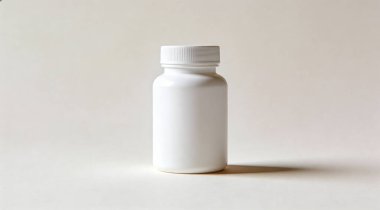 Temiz, minimalist bir stüdyo resmi. Beyaz, opak plastik bir kap. Genellikle haplar ve takviyeler için kullanılır.