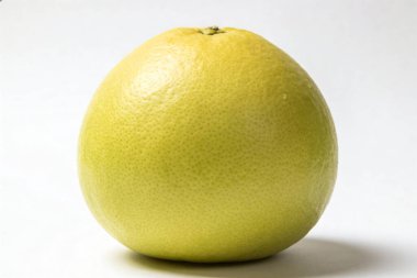 Bu yakın çekim stüdyosunda parlak, minimalist bir zemin karşısında taze narenciye meyvesinin dokulu kabuğu ve yuvarlak şekli sergileniyor.