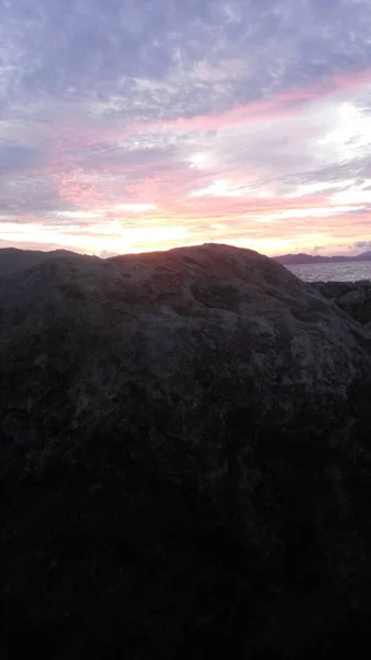 Dağların ardında güzel bir gün batımı