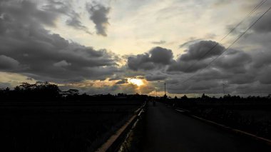 Gölün üzerinde güzel bir gün batımı