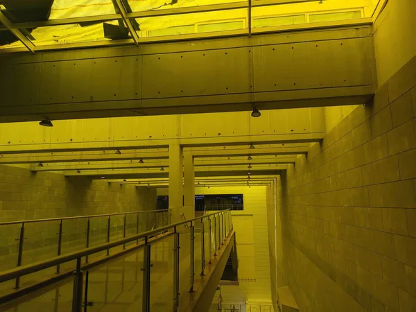 Modern bir binanın içinde.