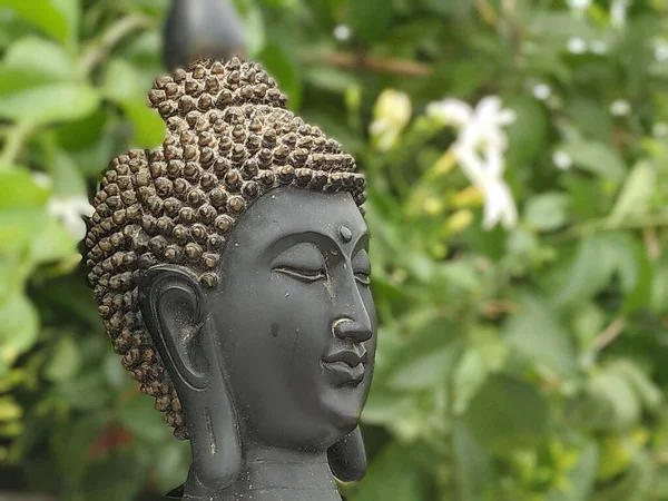 Buda heykeli parkta.