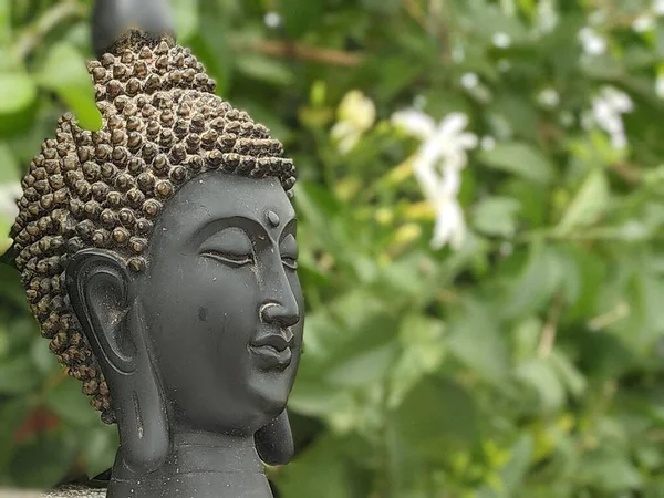 Buda heykeli bahçede.