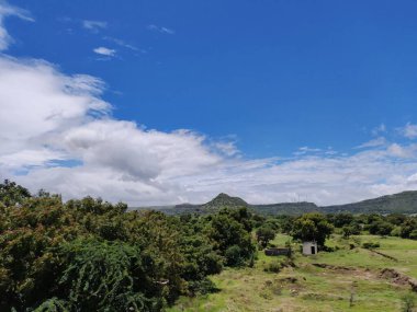 Arkasında bir dağ olan güzel bir manzara.