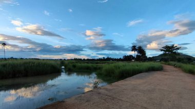 Denizin üzerinde güzel bir gün batımı