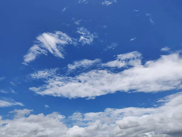 Bulutlu mavi gökyüzü