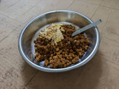 Bir kase pirinçli ve bir kase fıstıklı yakın çekim.