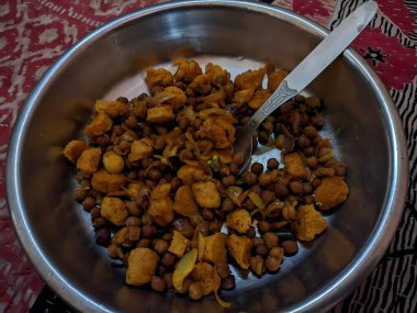 Masala ya da masala denilen geleneksel Hint yemekleri.