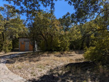 Dağlarda küçük ahşap bir ev