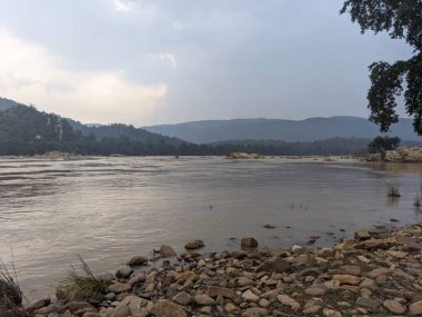 Dağlardaki nehrin güzel manzarası