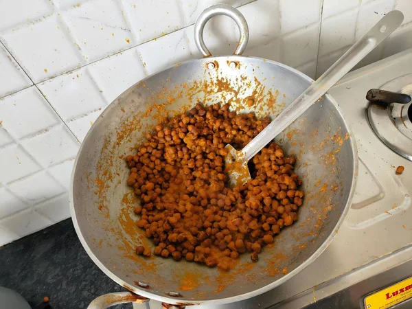 Tavada kızarmış tavuk.