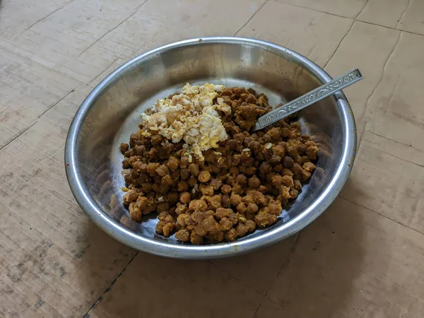 Bir kase pirinçli ve bir kase fıstıklı yakın çekim.