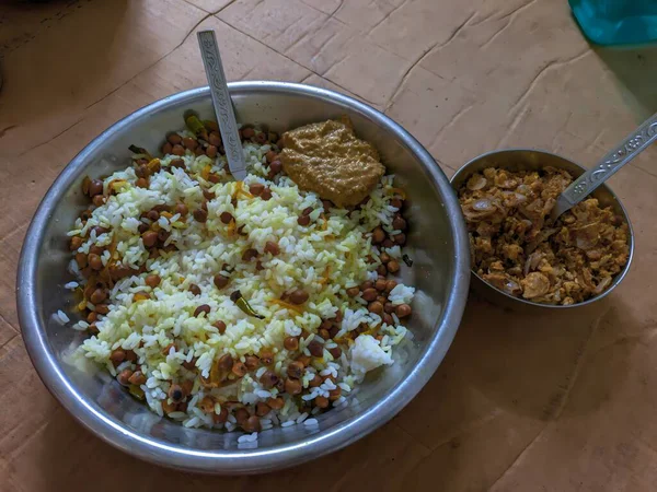 Chichiam, chiam, paneer, chiam, paneer, malai, malan veya malan denilen geleneksel Hint yemekleri.