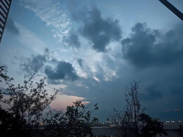 Gölün üzerinde güzel bir gün batımı