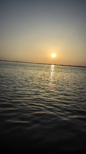 Denizin üzerinde güzel bir gün batımı