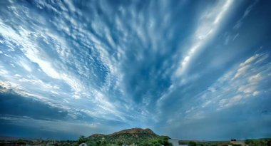 Dağın üstünde güzel bir gün batımı