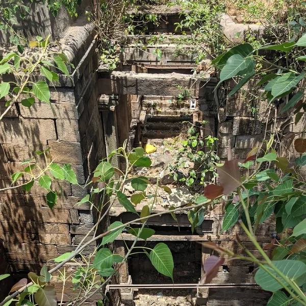 Şehirde terk edilmiş eski bir ev.