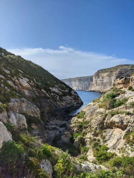 Kayalık kıyısı ve denizi olan güzel deniz manzarası
