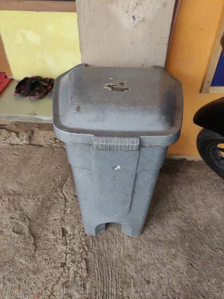 Kirli plastik çöp konteynırı