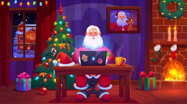 Noel Baba çizgi filminde dizüstü bilgisayarlı Noel Baba. İç dekorasyonlu ve şömineli. Noel tatilinde vektör Xmas. Mutlu Noel Baba karakteri masada oturuyor ve dizüstü bilgisayar ve Noel kartı üzerinde çalışıyor.