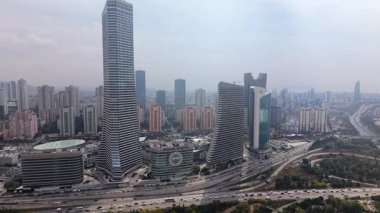 İstanbul 'un hava aracı görüntüsü. Atasehir 'in panoramik şehir manzarası, yüksek binaları, büyük otoyolları ve yoğun şehir trafiği olan modern bir iş merkezi. Türkiye 'nin dinamik kentsel manzarası.