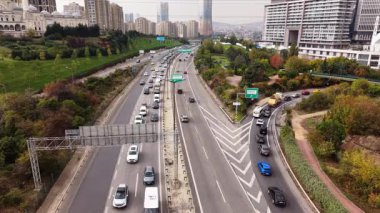 İstanbul karayolu altyapısının hava aracı hipervanesi. Atasehir bölgesinde çok katlı otoyollar, kavşaklar ve yoğun şehir trafiği. Hızlı şehir hareketi Türkiye metropolünün dinamik ulaşım sistemini gösteriyor.