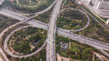 İstanbul karayolu altyapısının hava aracı görüntüsü. Atasehir bölgesinde çok katlı otoyollar, kavşaklar ve yoğun şehir trafiği. Dinamik şehir hareketi ile Türkiye metropolünün modern ulaşım sistemi.