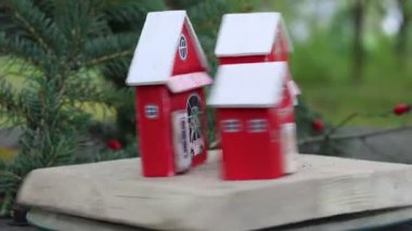 Büyüleyici Noel köyü minyatür evleri, ağaçlı ve ışıklı şenlikli dekorlar mevsimlik dekorasyonlar, hediyeler ve şenlikli tezahüratlar için ideal rahat bir tatil ortamı yaratıyor.