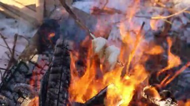 Kış Kampı Aşçılığı: Karlı Açık havada Ateş Üzerine Yağ Hazırlama, Geleneksel Otantik Tatları Kucaklama ve Doğanın Kucaklama ve Kırsal Aşçılıkta Otantik Tatları Kurtarma.