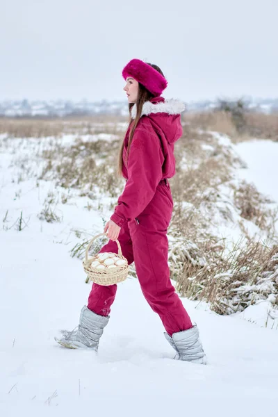 Canlı pembe bir kar elbisesi içinde bir sepet marşmelov elinde karla kaplı bir tarlada gezinen bir kadın kış sıcaklığını ve tatlılığını anımsatıyor..