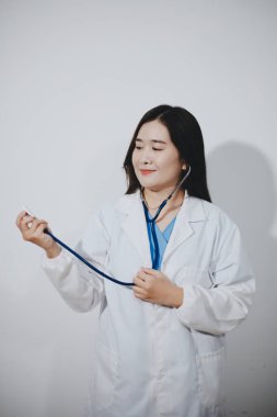 Elinde steteskop tutan genç bir erkek doktor.