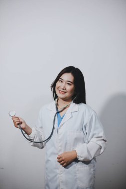 Elinde steteskop tutan genç bir erkek doktor.