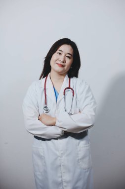 Elinde steteskop tutan genç bir erkek doktor.