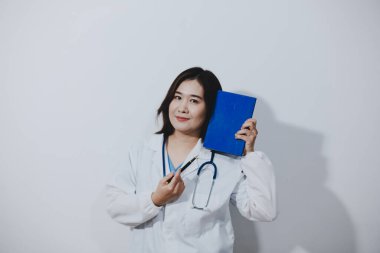 Kadın doktor portresi, elinde dosya var.