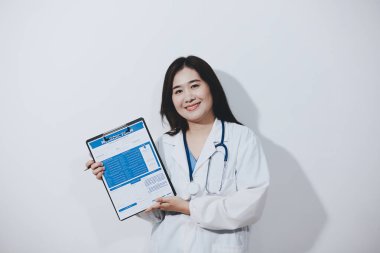 Kadın doktor portresi, elinde dosya var.