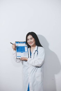 Kadın doktor portresi, elinde dosya var.