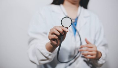 Elinde steteskop tutan genç bir erkek doktor.