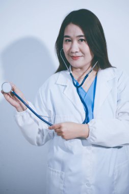 Elinde steteskop tutan genç bir erkek doktor.