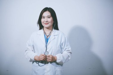 Elinde steteskop tutan genç bir erkek doktor.