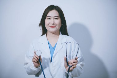 Elinde steteskop tutan genç bir erkek doktor.